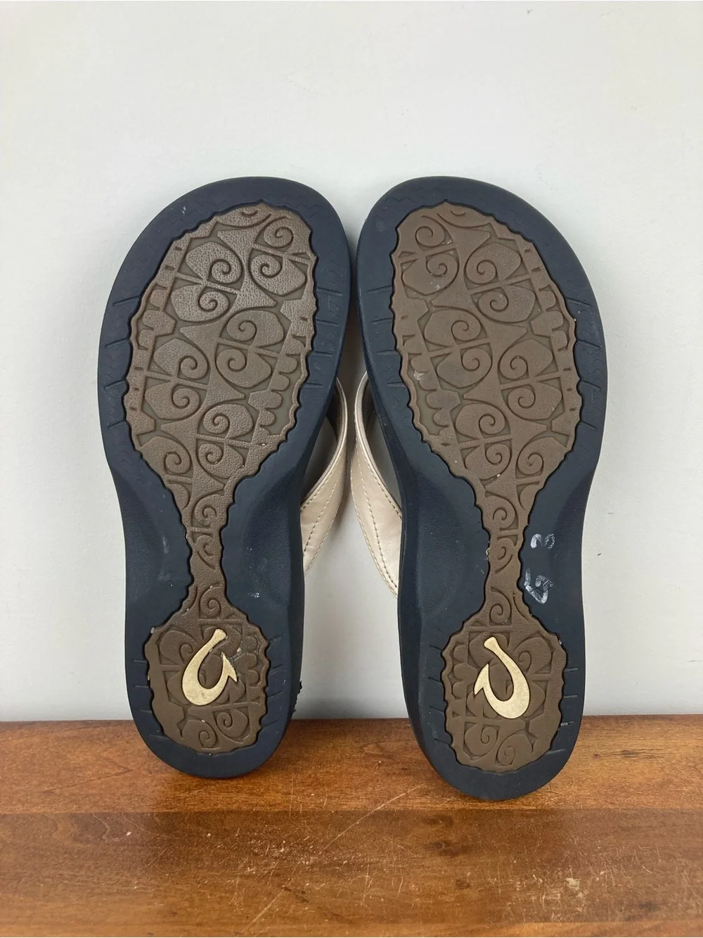 OluKai Ohana Metallic Beige Thong Flip Flops Comfort Sandals Women’s Size 9/39.